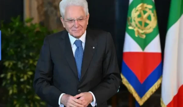 Visita a sorpresa di Mattarella a Caivano, messa nel Parco Verde