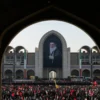 In migliaia a Teheran per la cerimonia funebre di Ali Khamenei